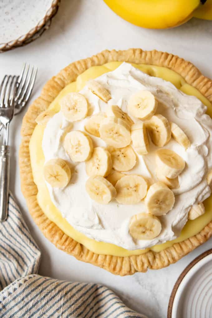 An overhead image of a banana cream pie.