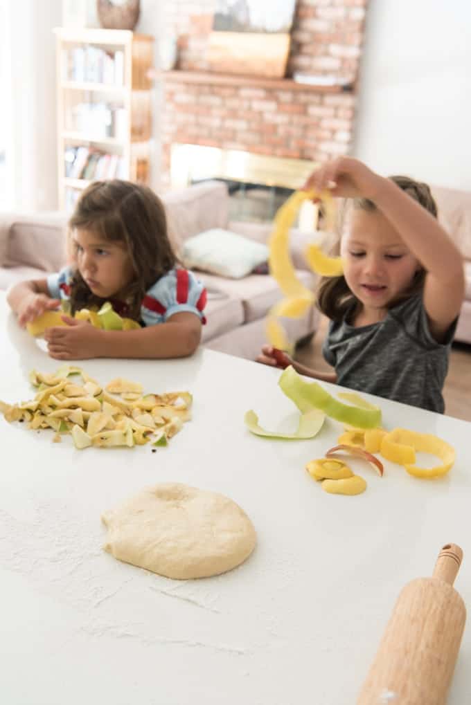 Kinder, die Apfelschalen halten und mit ihnen spielen