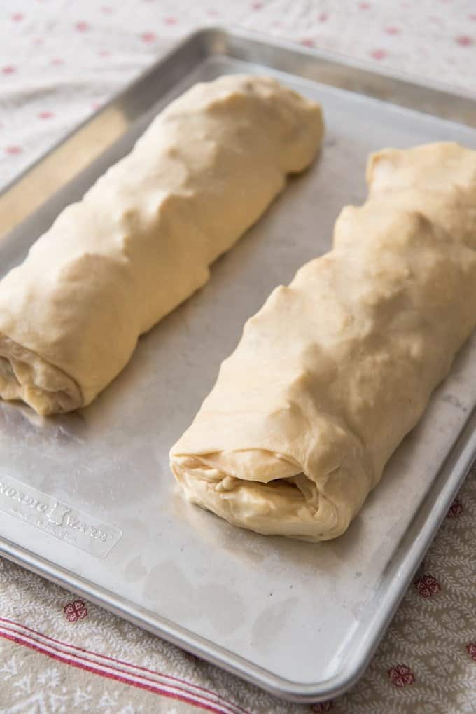 2 opgerolde apfelstrudel klaar voor de oven