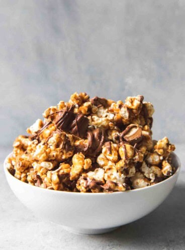 An image of a bowl of Twix caramel popcorn.