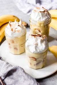 jars full of banana cream pudding with toasted topping