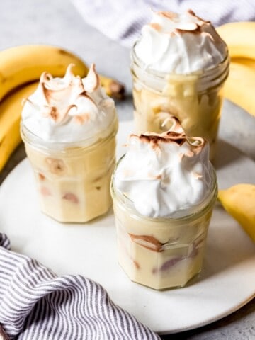 jars full of banana cream pudding with toasted topping