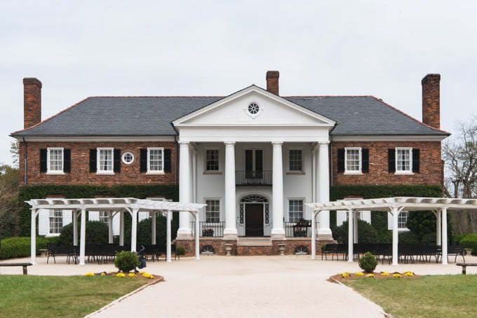 An image of the plantation house at Boone Hall in Charleston, South Carolina.