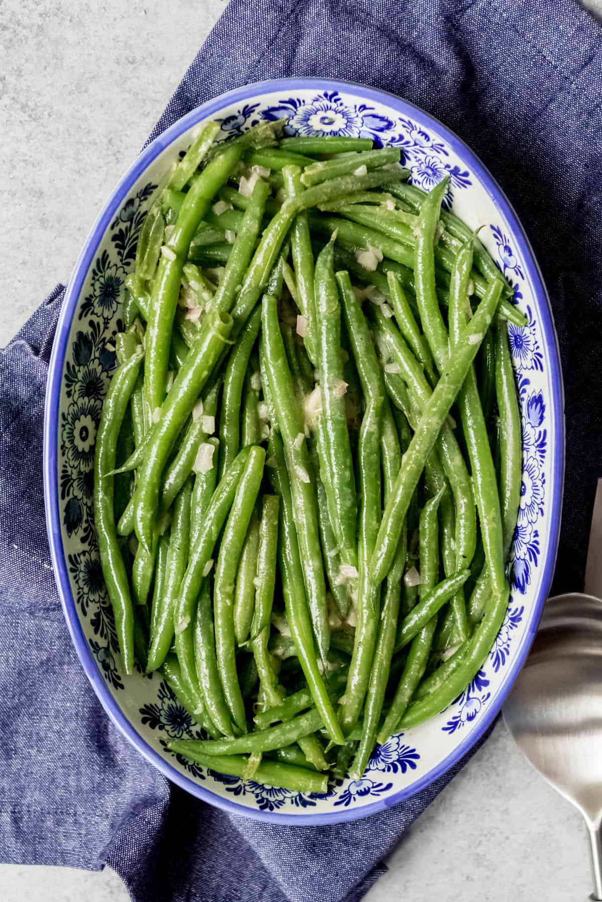 An image of haricot verts in a blue and white serve bowl.