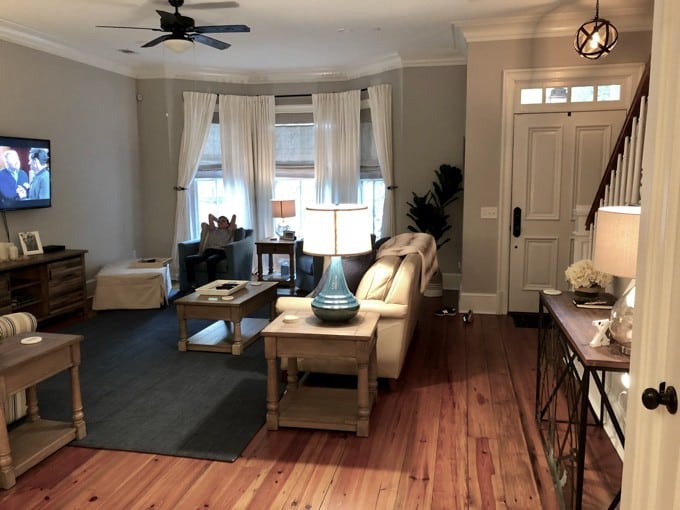 An image of a living room in a rental home in Savannah, Georgia.