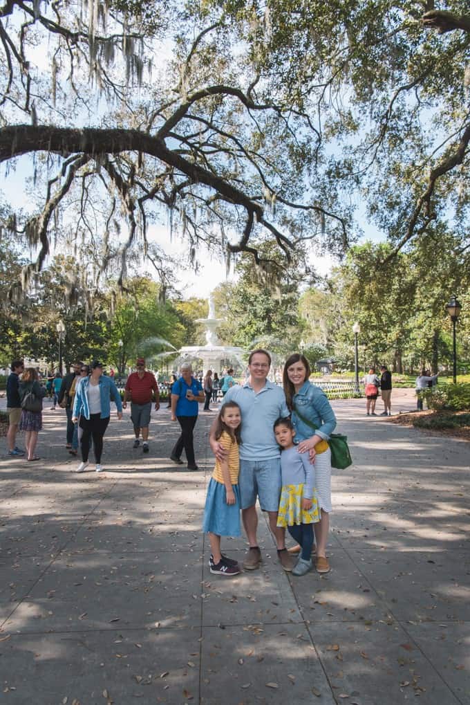 An image of a mom, dad, and two daughters in Forsythe Park in Savannah, Georgia.