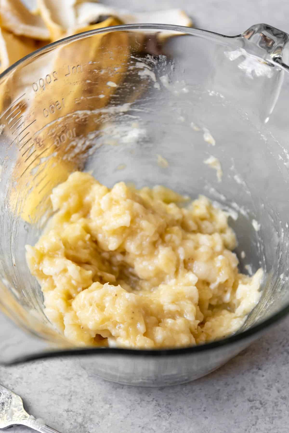 Mashed bananas in a glass bowl.