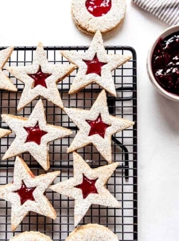 An image of Austrian linzer cookies on a cooling rack.