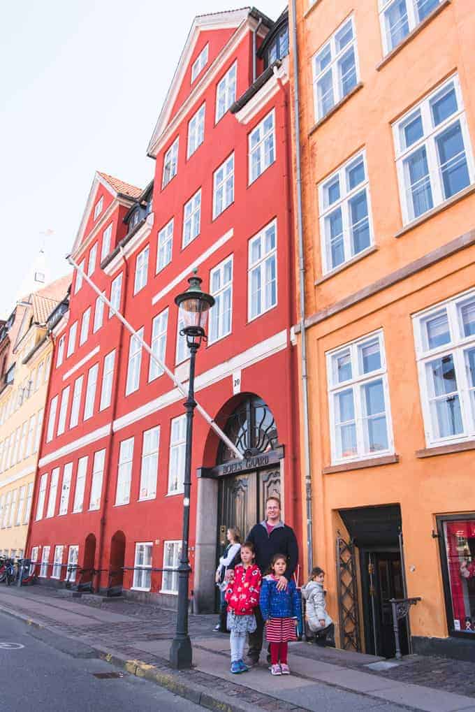 A dad and kids in front of Hans Christian Andersen's home.