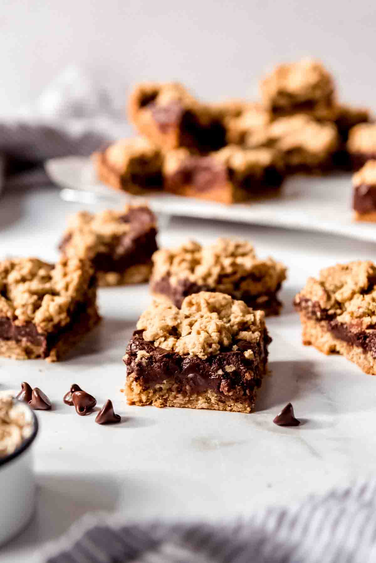 An image of creamy chocolate fudge with oatmeal cookie as the base and on top.