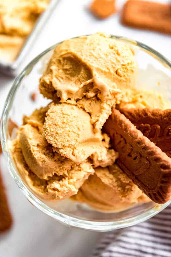 A bowl of pumpkin ice cream with Biscoff cookies.