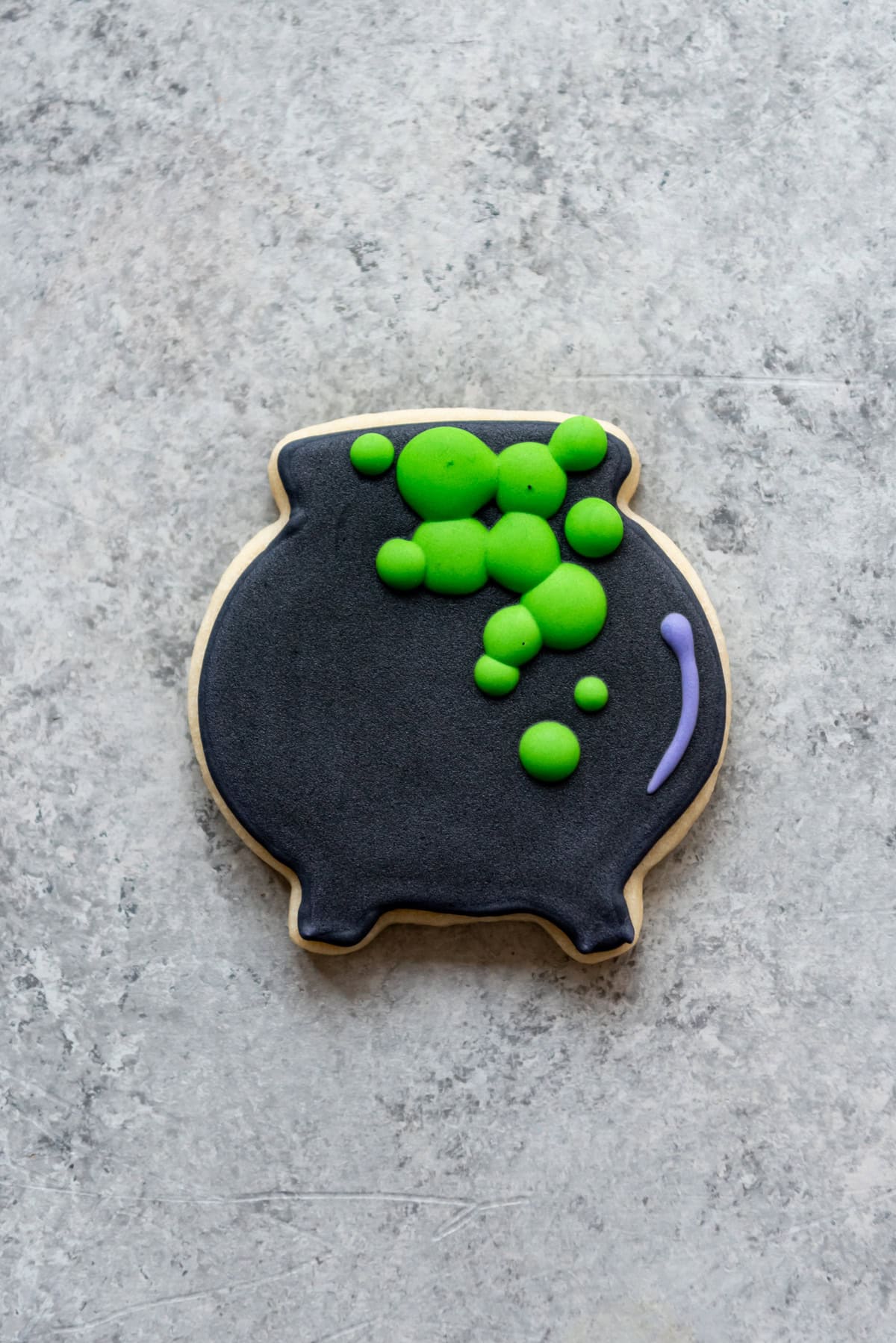 An image of a cauldron sugar cookie.