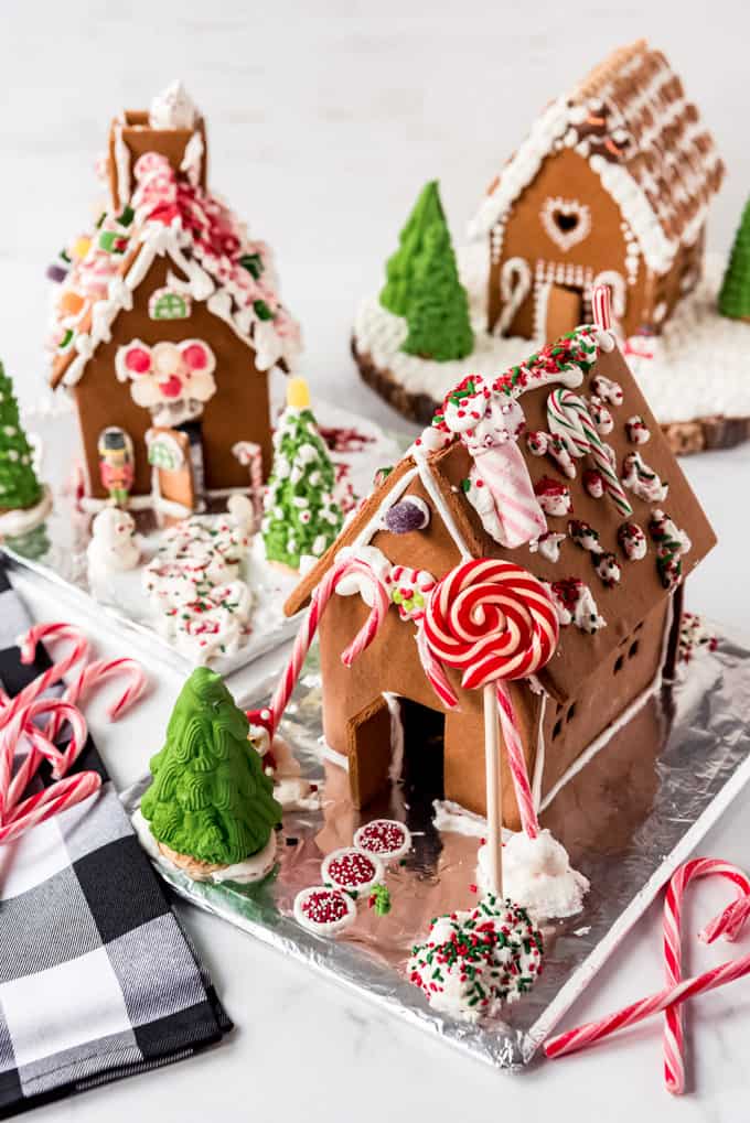 Make the perfect Gingerbread Houses with our Holiday Bakeware