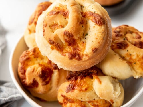 Cheesy-Garlic-Mozzarella-Swirl