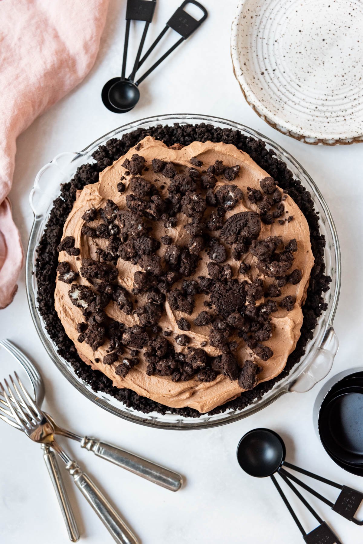 An overhead image of Mississippi mud pie with measuring spoons around it.