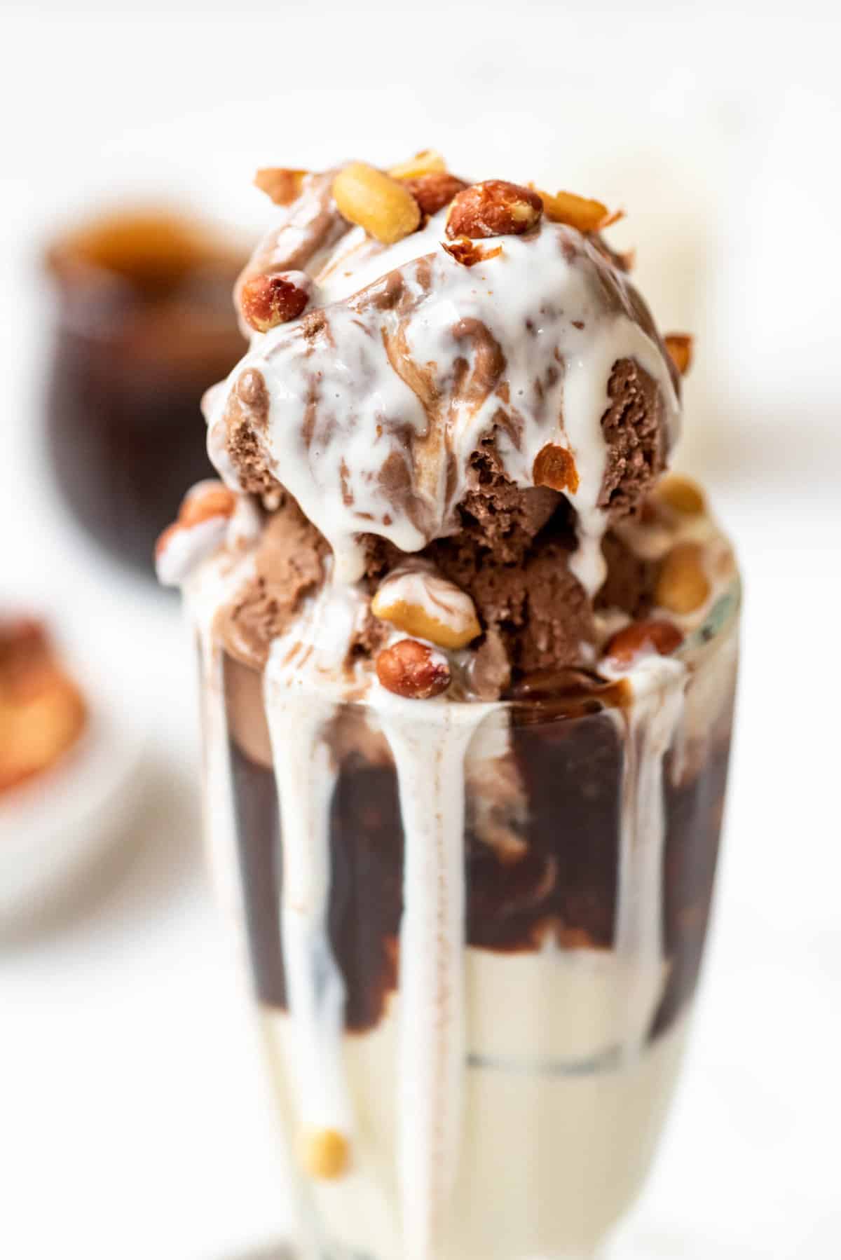 An image of the layers of a tin roof sundae.
