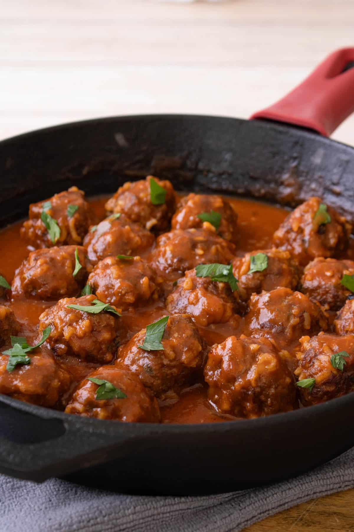 A side view of a pan of porcupine meatballs.