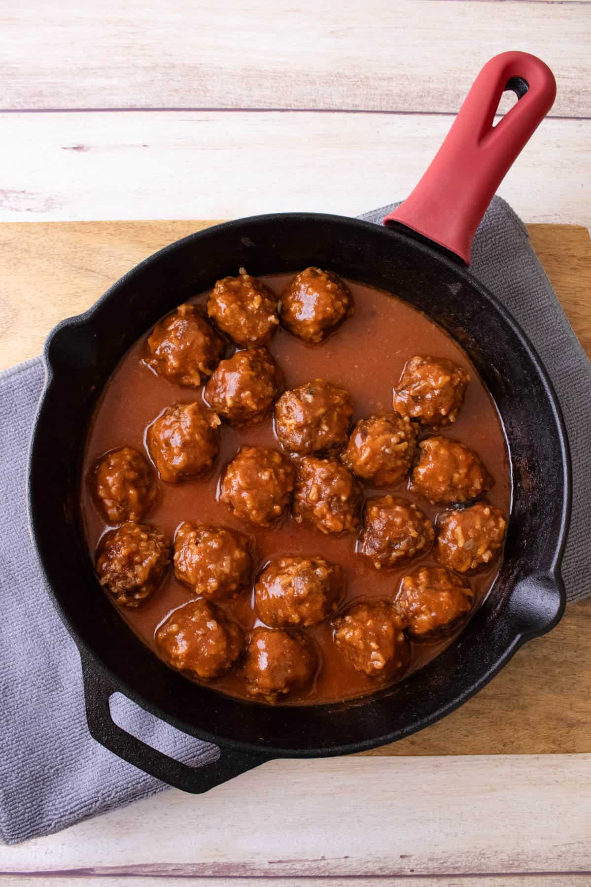 An overhead image of finished porcupine meatballs.