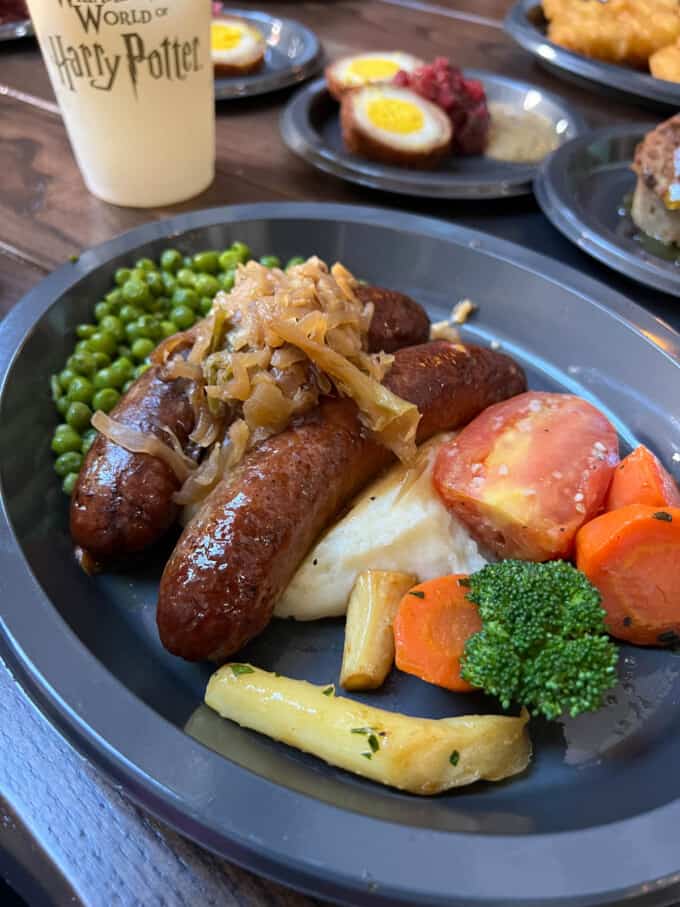 An image of a plate of bangers and mash at the Leaky Cauldron in the Wizarding World of Harry Potter.