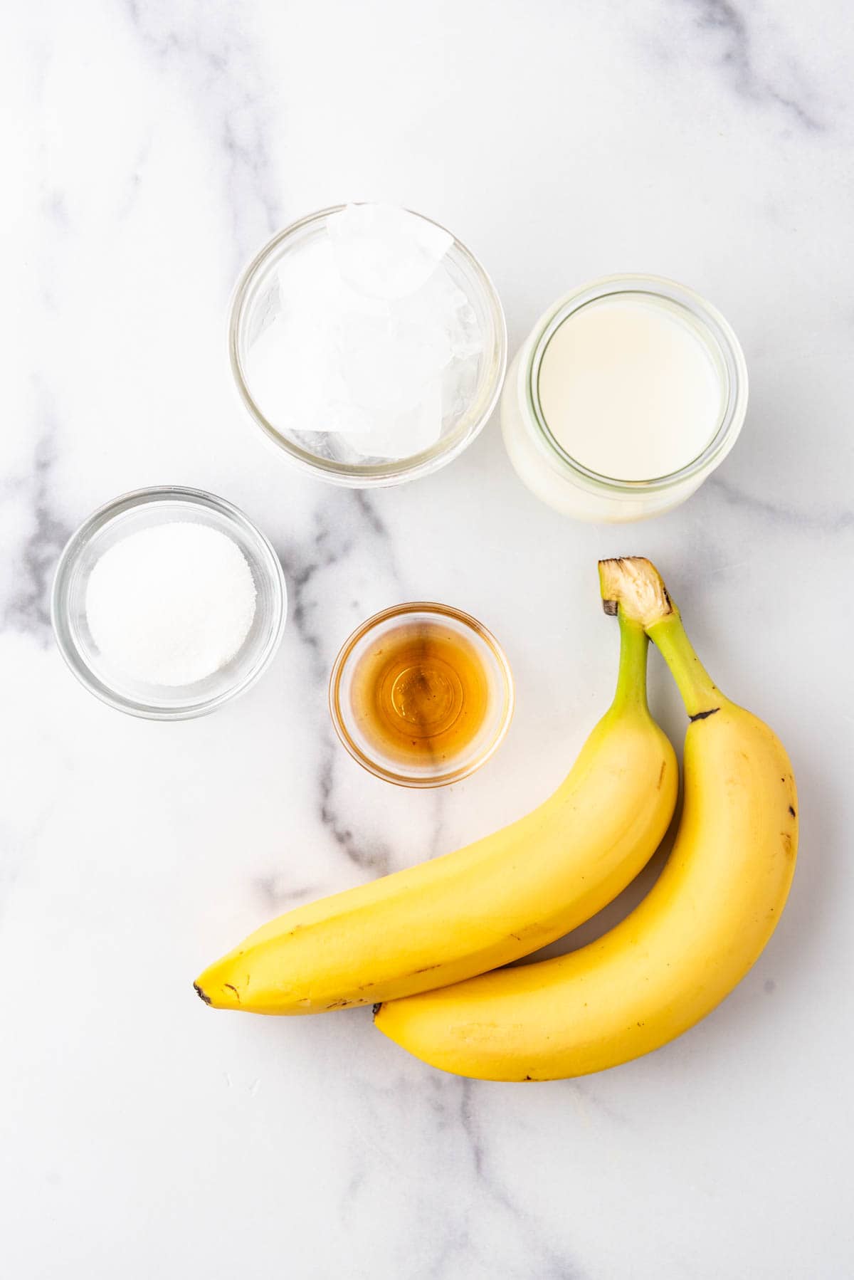 Ingredients for making bananas con leche.