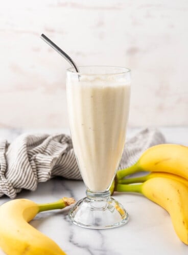 An image of a tall glass of bananas con leche.