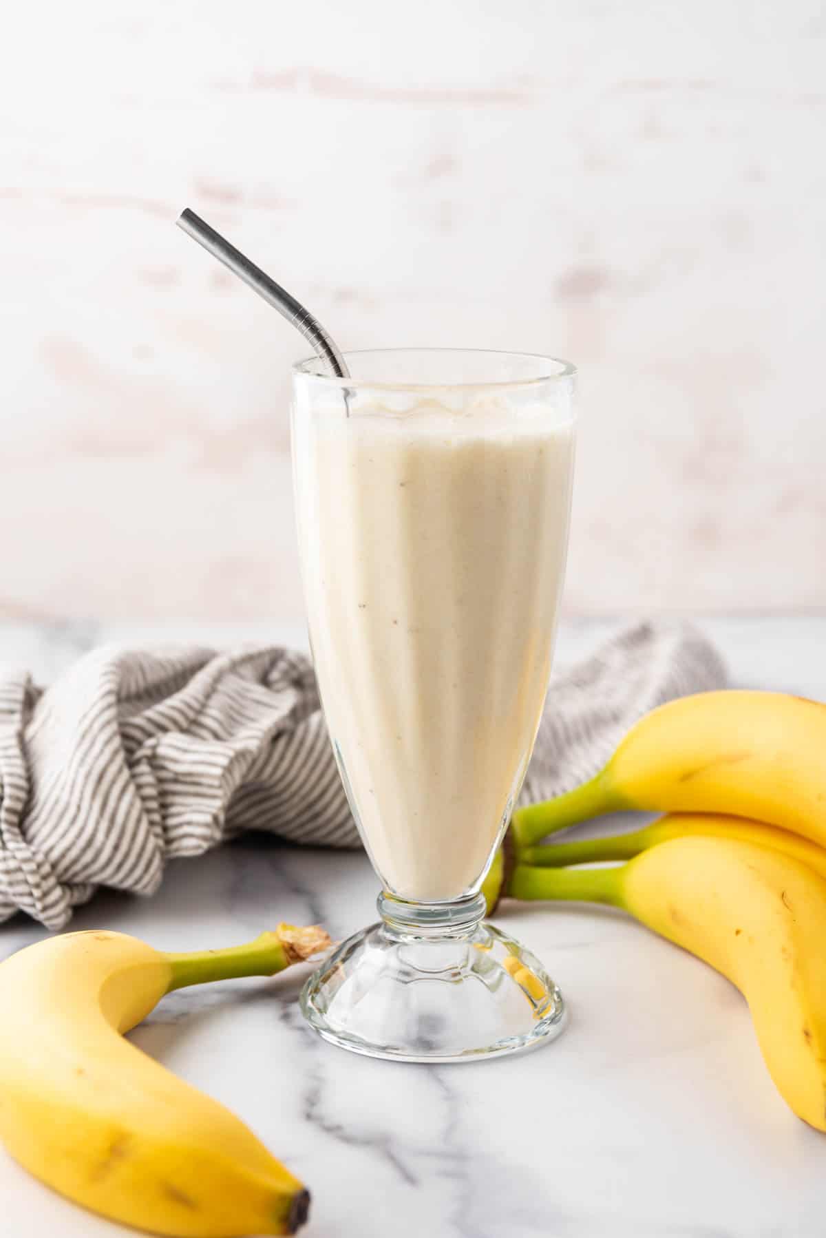 An image of a tall glass of bananas con leche.