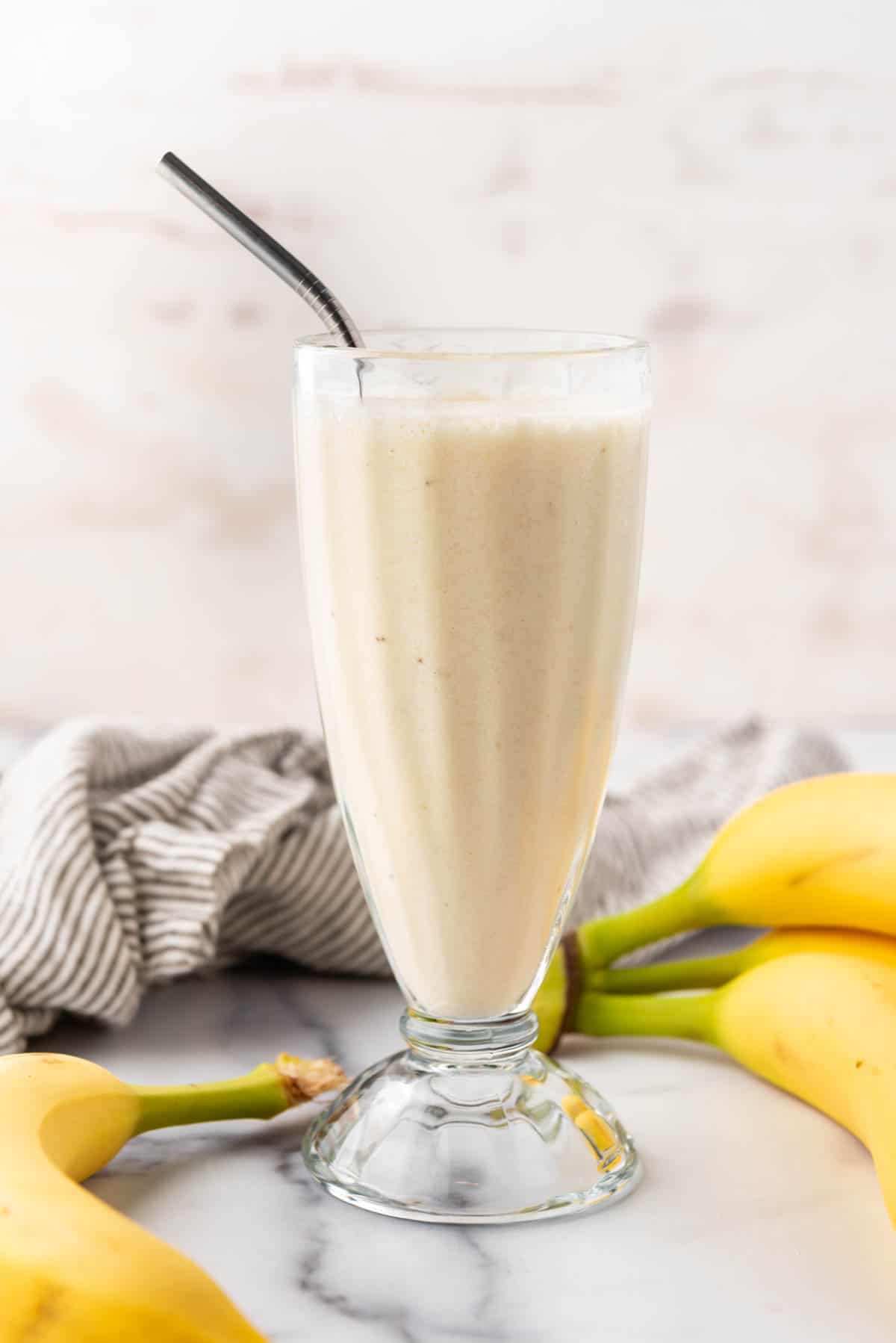 A close image of bananas con leche with yellow bananas beside it.