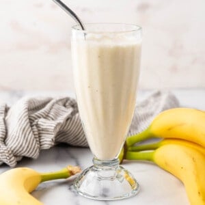 A close image of bananas con leche with yellow bananas beside it.