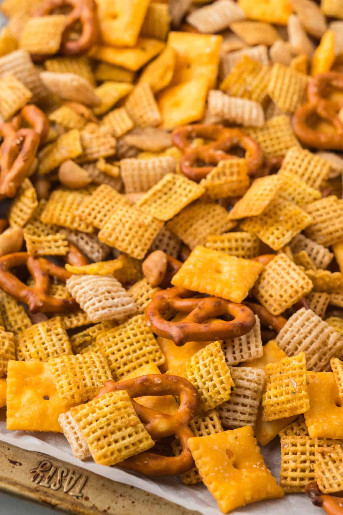 Une image rapprochée de Chex mix fait maison sur une plaque de cuisson.