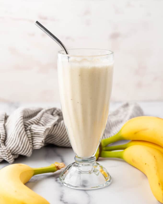 A close image of bananas con leche with yellow bananas beside it.