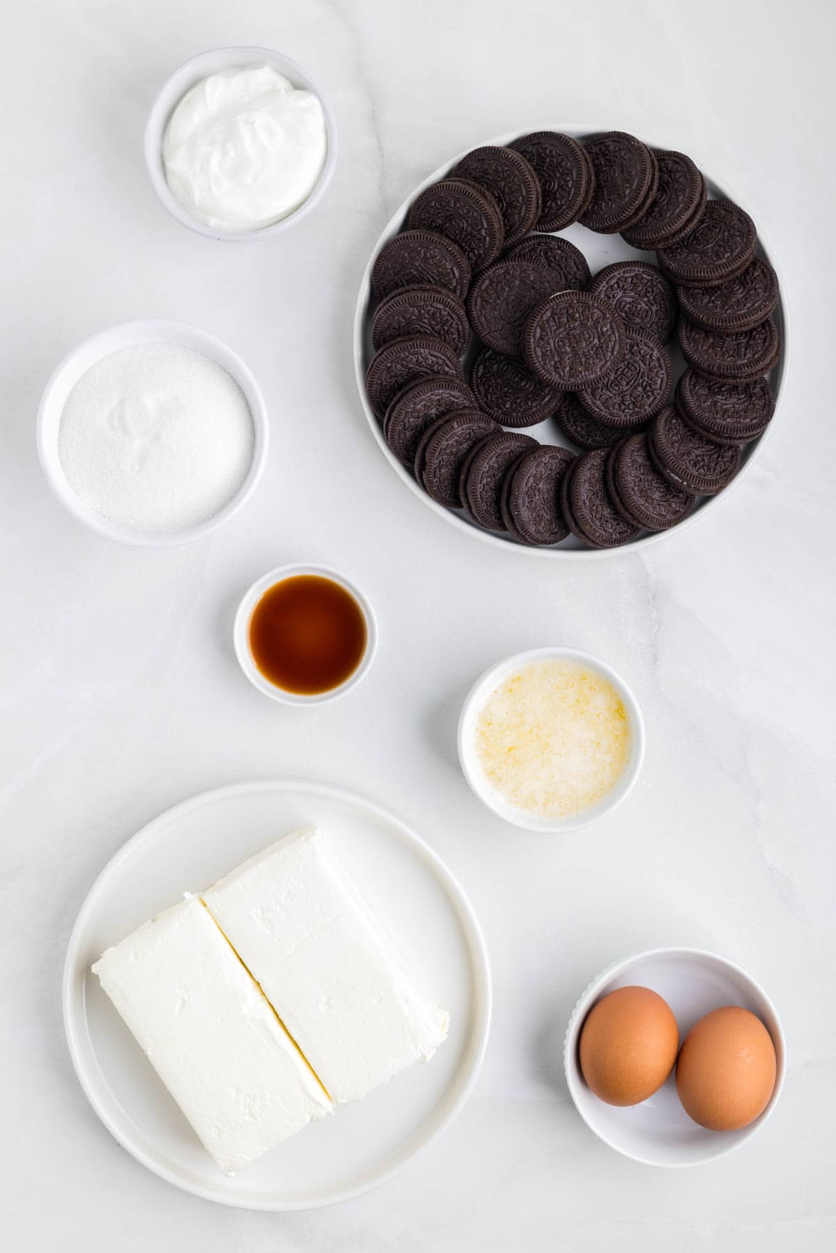 Ingredients for Oreo cheesecake bars.