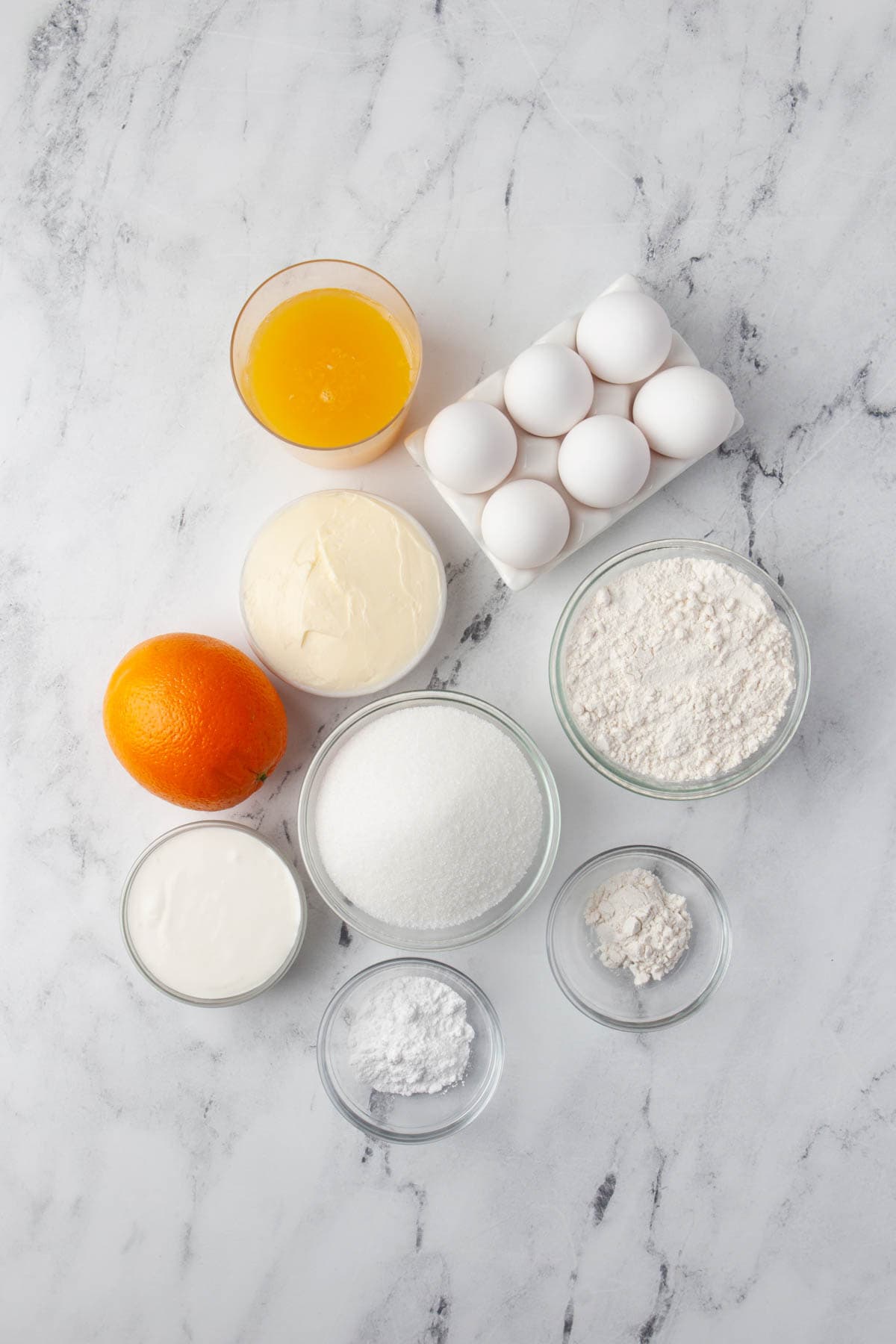 Vue d'ensemble des ingrédients nécessaires pour préparer un gâteau de pain à l'orange.