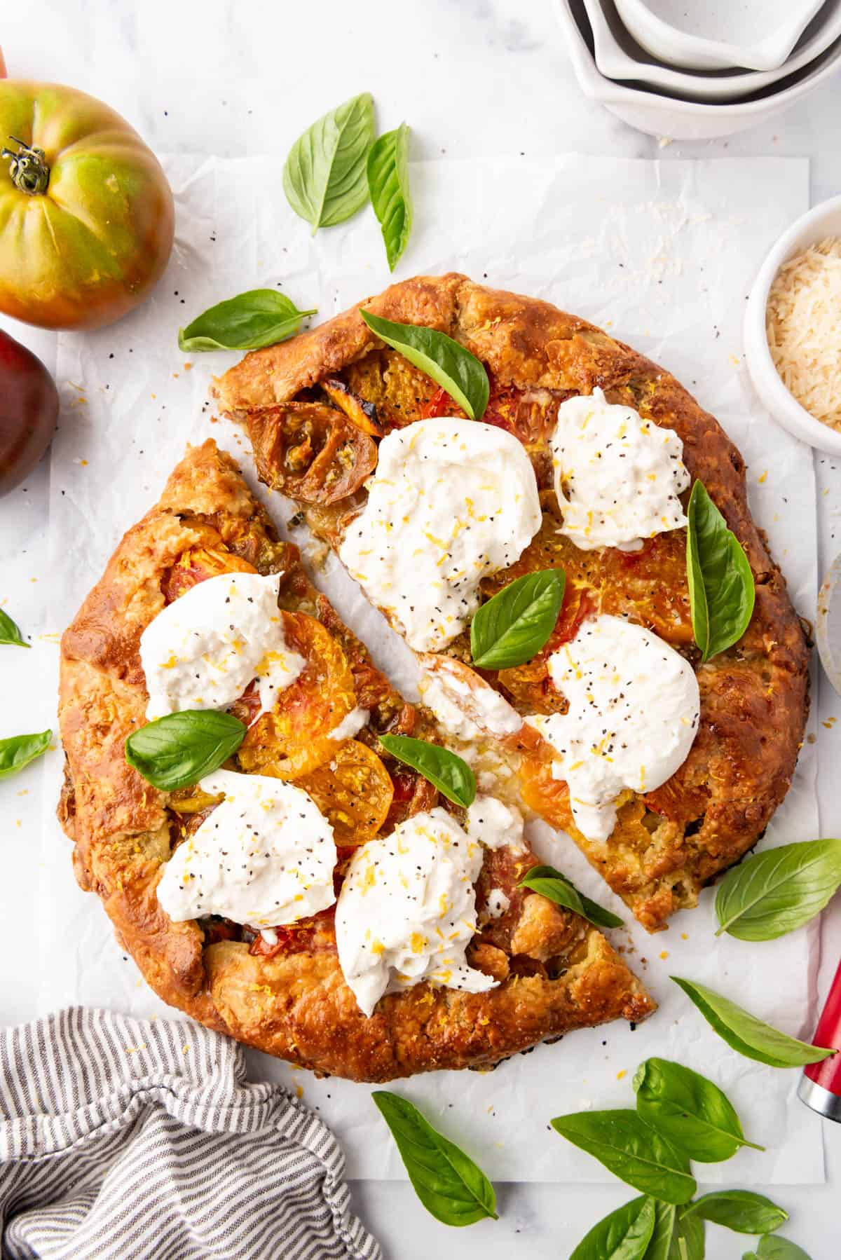 Une image aérienne d'une galette de tomates héritage débarrassée.