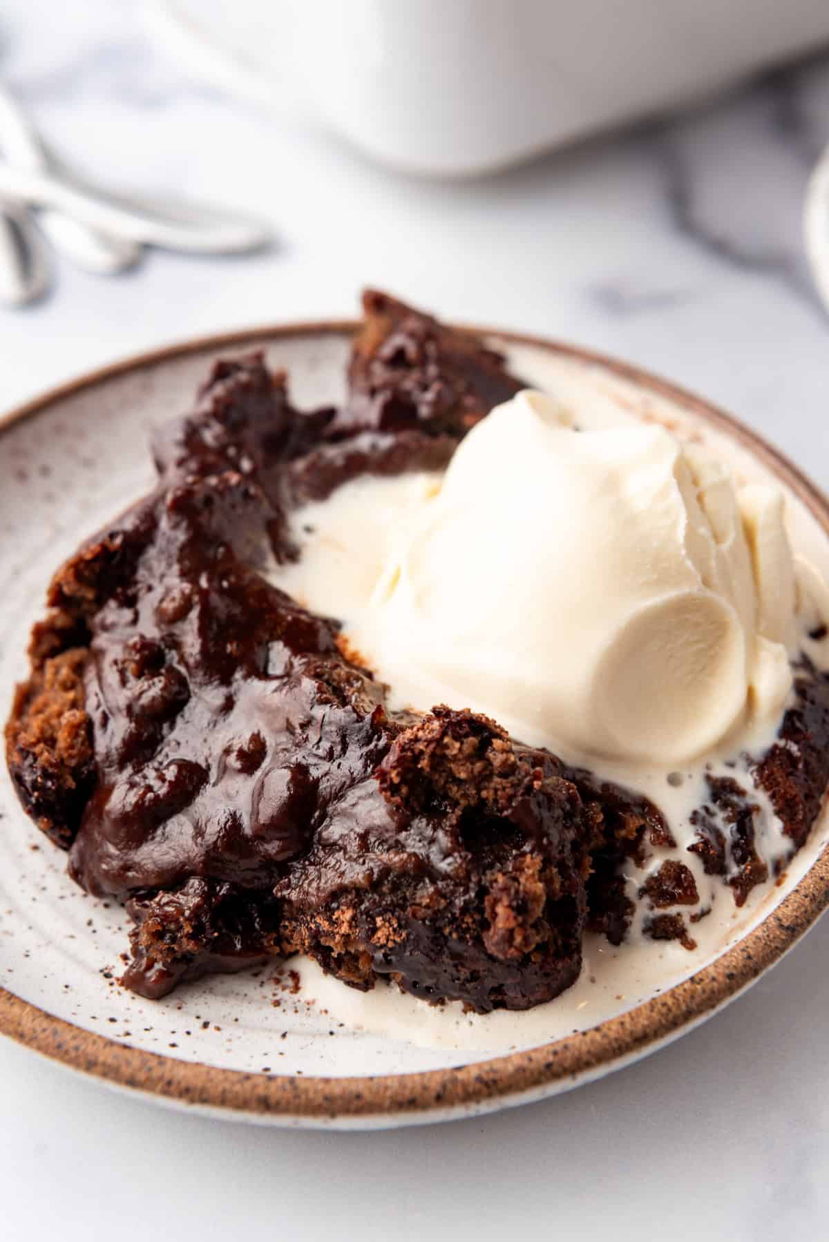 Un plat de chocolate cobbler avec de la glace vanille.