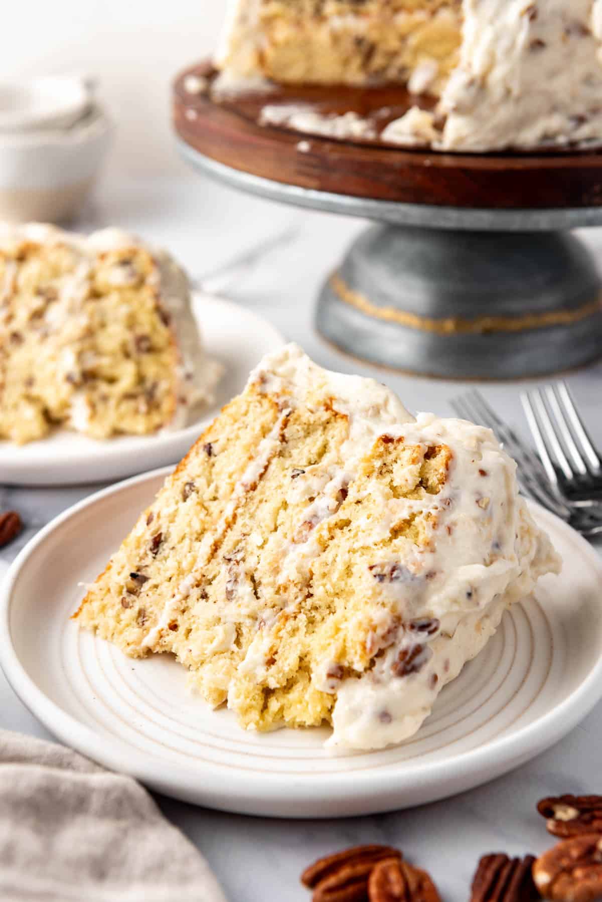 Une tranche de gâteau crème italienne sur une assiette blanche.