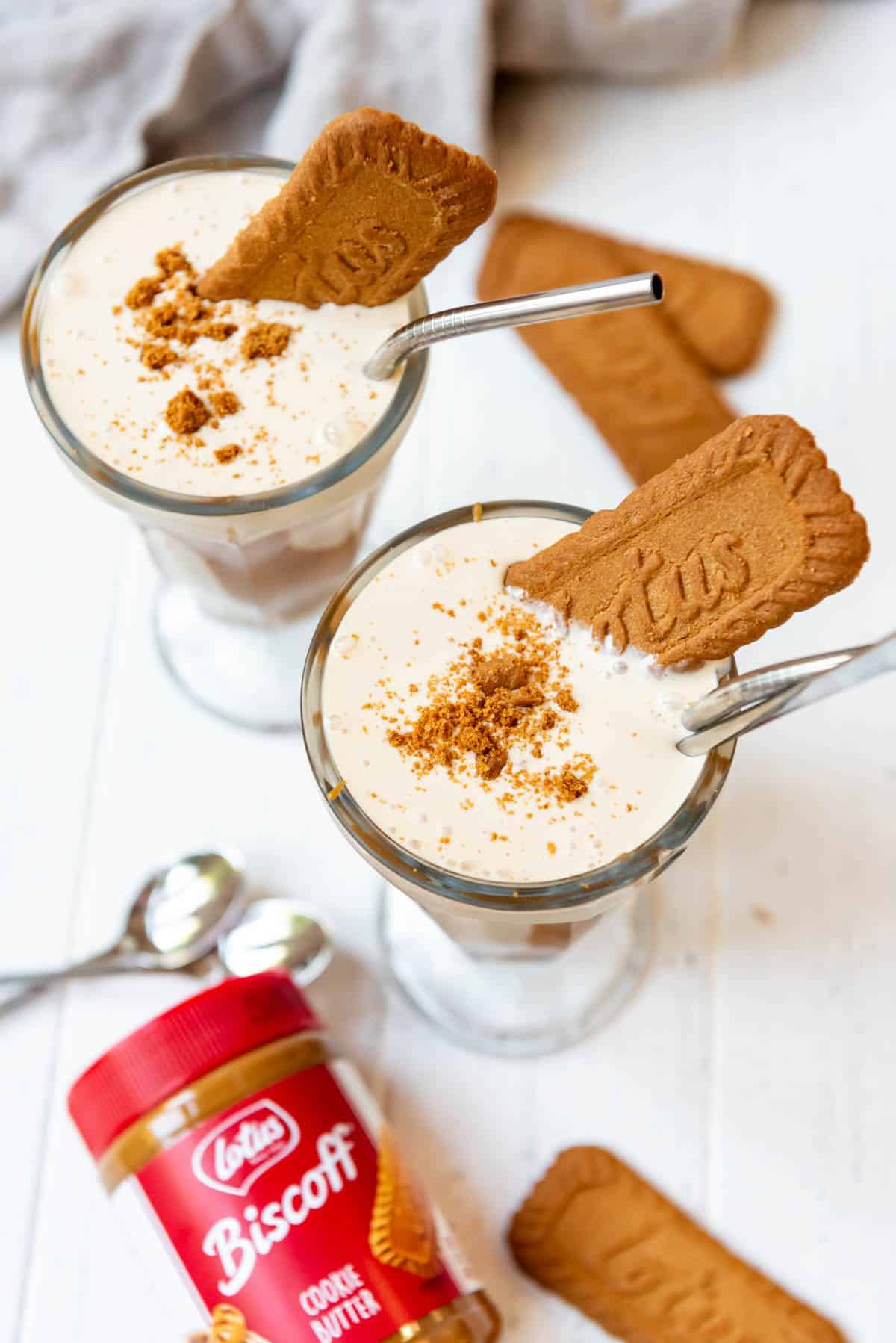 Finished cookie butter milkshakes in glasses.
