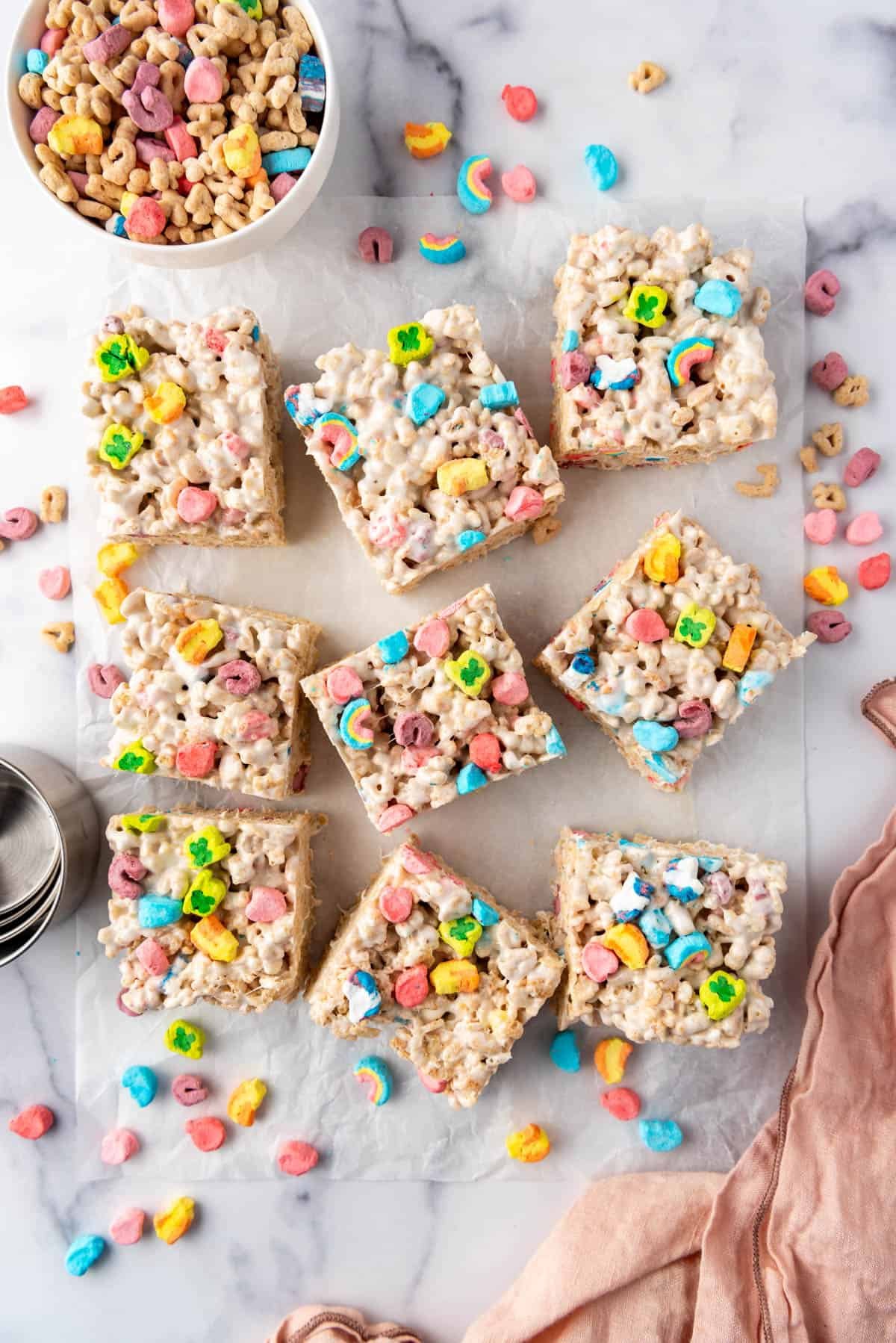 Une image vue du dessus de barres de riz soufflé Lucky Charms.