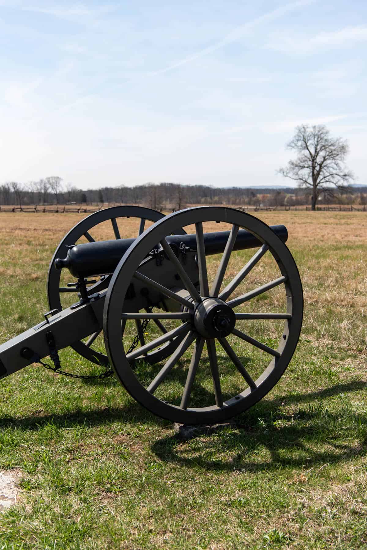 An image of a cannon in a field at Gettysburg.