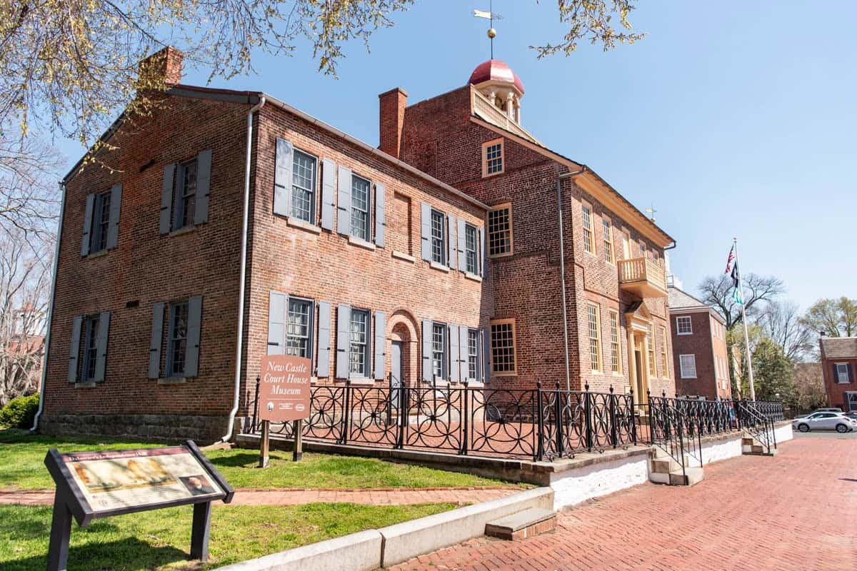 An image of the historic courthouse in New Castle, Delaware.