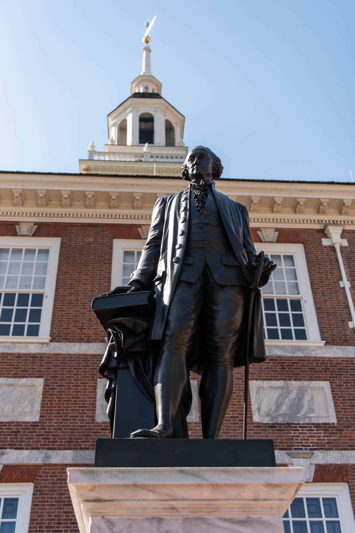 An image of a statue of George Washington in front of Independence Hall.