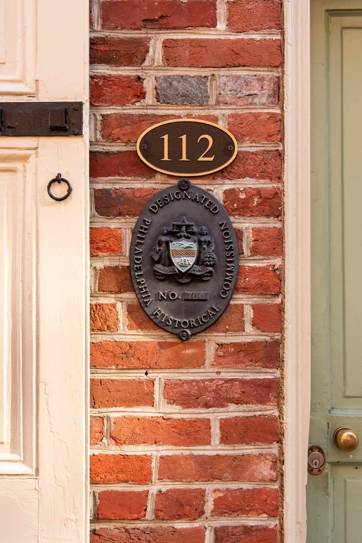 An image of a plaque designating a historic house on Elfreth's Alley in Philadelphia.