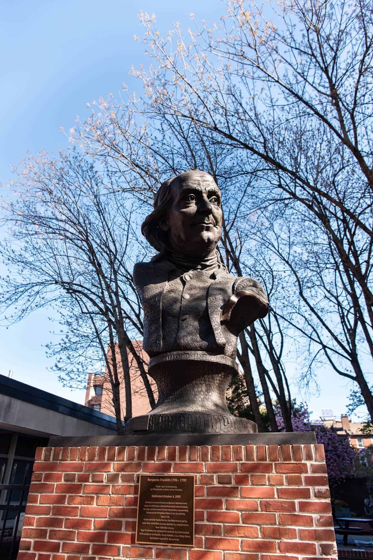 An image of a bust of Benjamin Franklin.