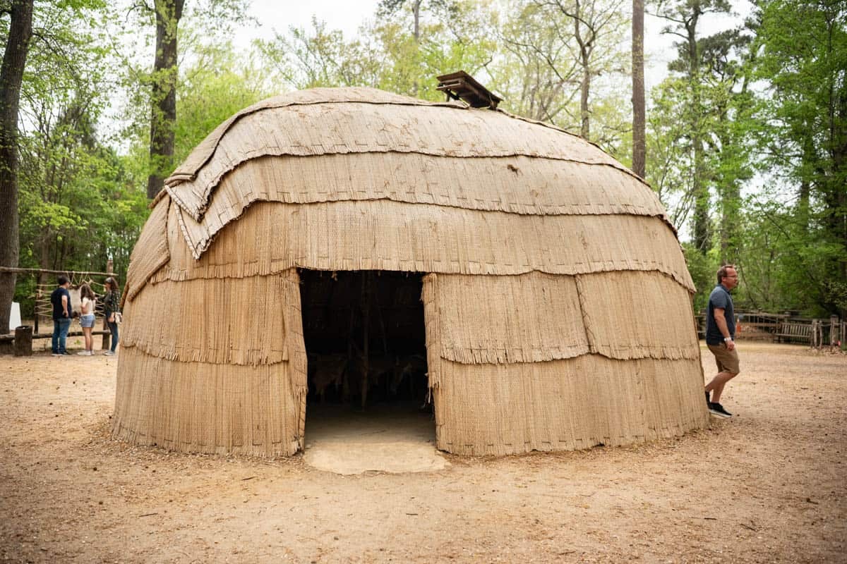 An image of a structure that might have been built by the native Americans near Jamestown settlement in Virginia when Europeans first arrived.